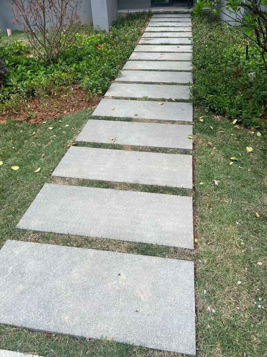 普洱 芝麻黑小区踏步、汀步石铺装效果