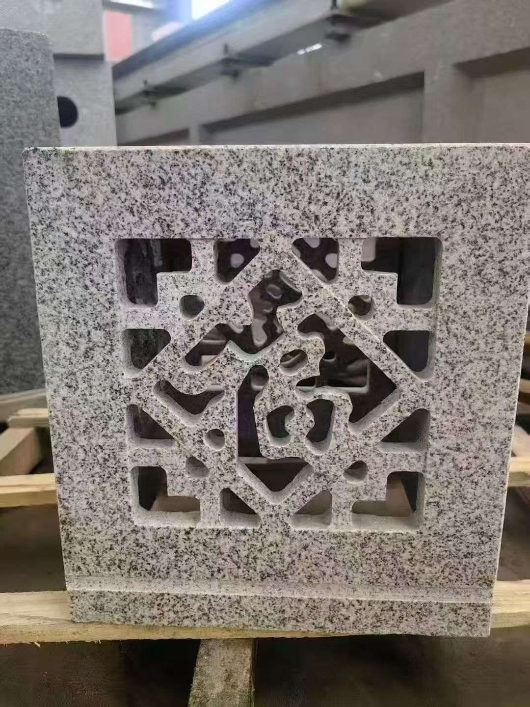 普洱 芝麻白花岗岩镂空雕花灯笼